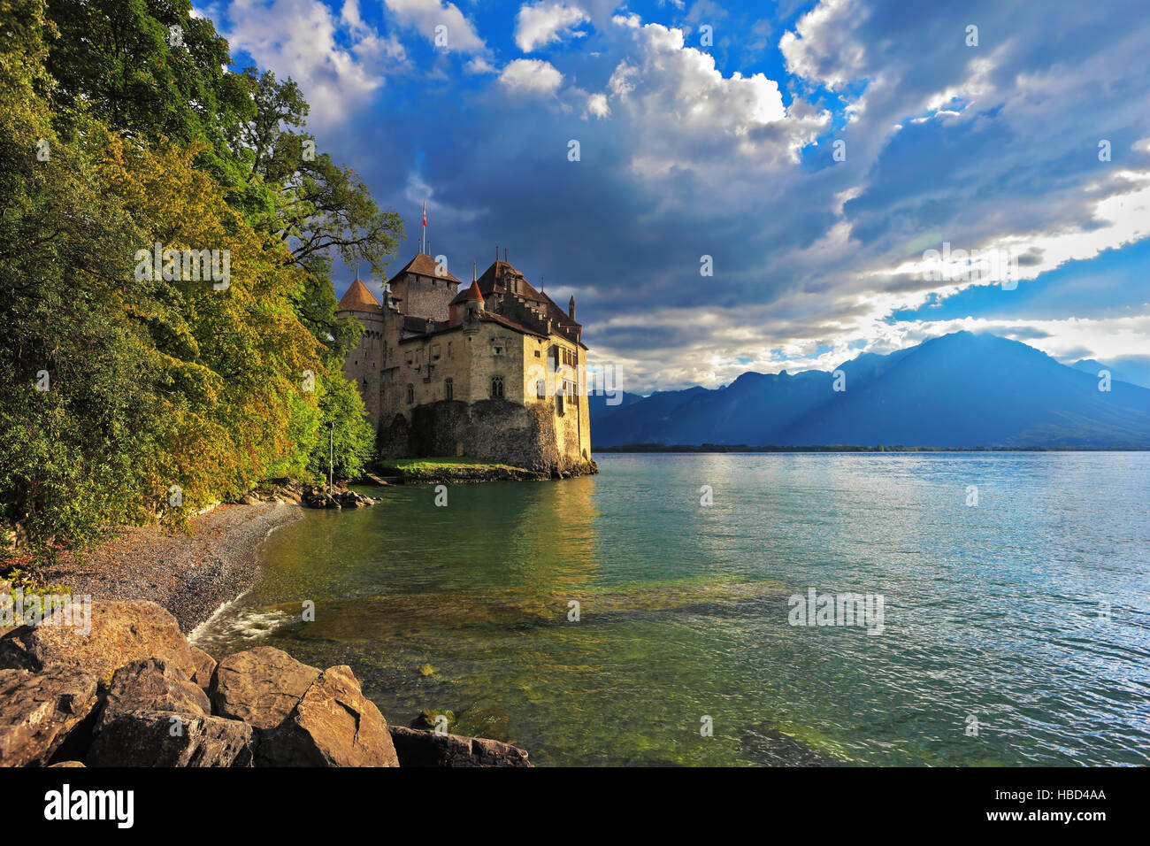 Kalter See in den Bergen Stockfoto