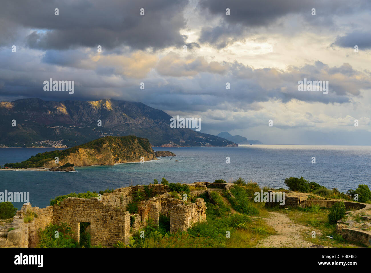 Blick auf Budva Bucht von Ruinen der mittelalterlichen Festung Tvrdava Mogren am Ufer der Adria. Historische Sehenswürdigkeiten von Budva, Montenegro Stockfoto