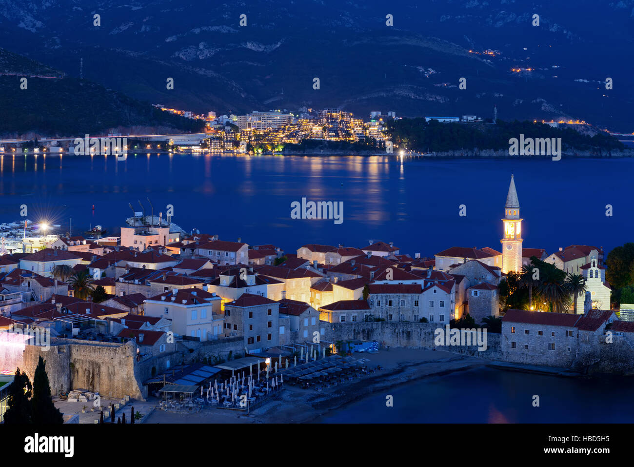 Budva-Stadt und die Bucht bei Nacht, Montenegro, Europa. Straße und Mond Licht Stockfoto