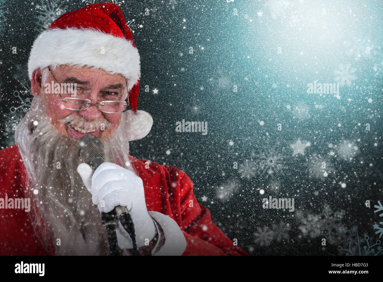 Zusammengesetztes Bild von Santa Claus Weihnachtslied singen Stockfoto