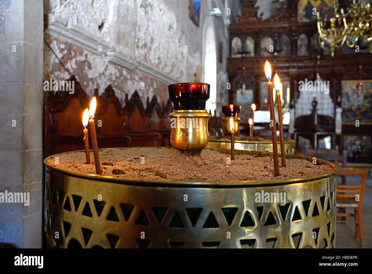 Gebet-Kerze in Sand im Inneren der Kirche Kloster Arkadi, Arkadi, Kreta, Griechenland, Europa. Stockfoto