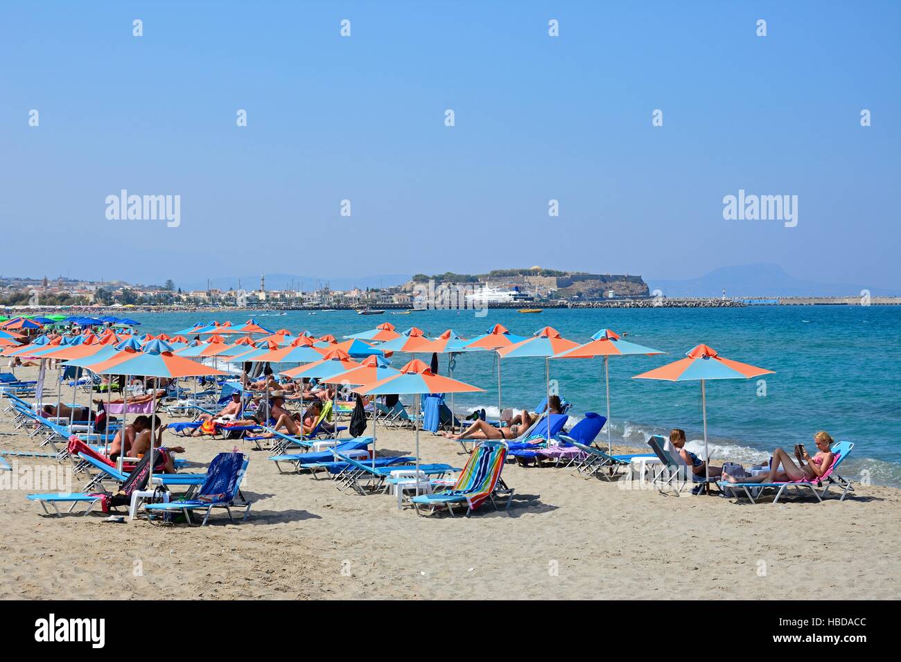 Touristen Entspannung am Sandstrand, Perivolia, Kreta, Griechenland, Europa. Stockfoto
