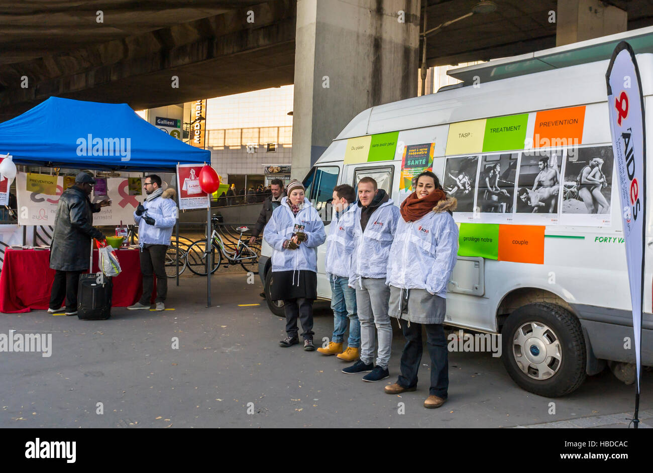 Bag-nolet, Frankreich, Gruppe junger Franzosen, Freiwillige, AIDS HIV-Tests an Straßenmilitanten, von NGO-HELFERN, auf der Straße, Tisch mit Präventionsinformationen, Welt-AIDS-Tag, 1. Dezember, Gemeindearbeiter, HIV-schwule Gemeindearbeiter Pandemiemenschen, frankreich Arbeiterinnen Stockfoto