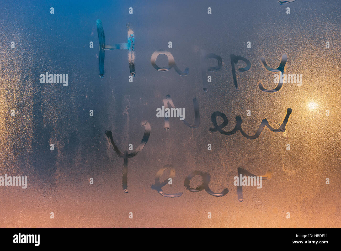 Frohes neues Jahr Text geschrieben am dampfenden Glas. Dunklen farbigen Hintergrund Stockfoto