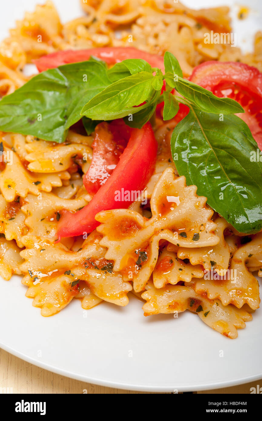 Italienische Pasta Farfalle Schmetterling Fliege und Tomaten-sauce Stockfoto