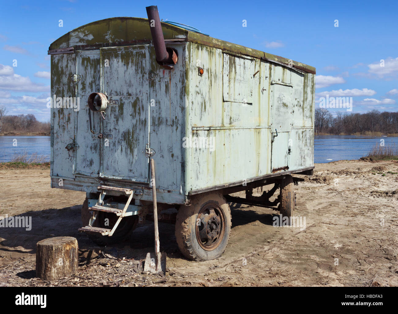 Auto Anhänger Kung in ein unbebautes Grundstück Stockfoto