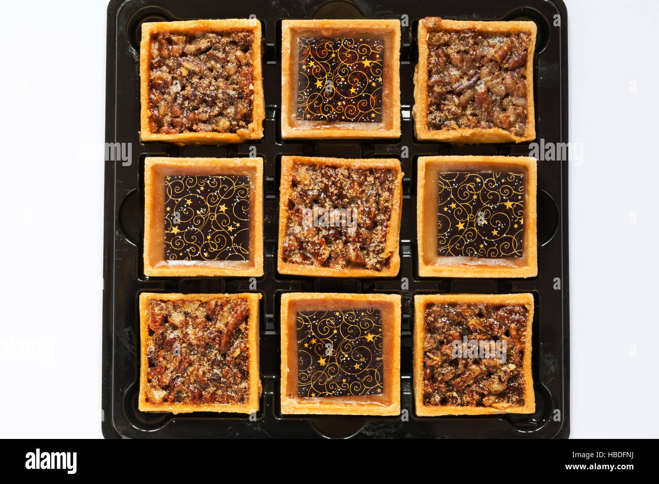 M & S 9 Millionär & Pecan Kuchen setzen auf weißem Hintergrund Stockfoto