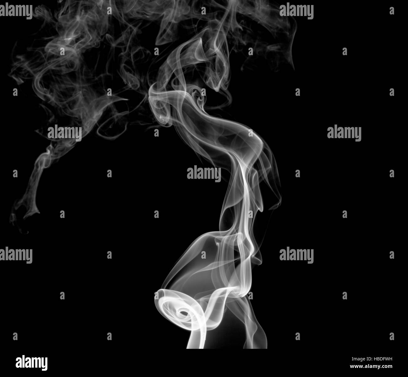Abstrakte leichten Rauch auf einem dunklen Hintergrund Stockfoto