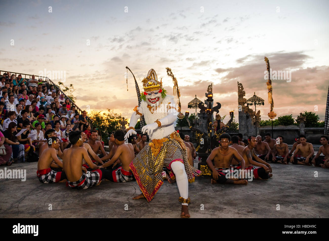 Uluwatu - März 15: Traditionelle balinesische Kecak-Tanz in Uluwatu Tempel am 15. März 2015, Bali, Indonesien. Kecak (Ramayana-Affe-Chant) ich Stockfoto