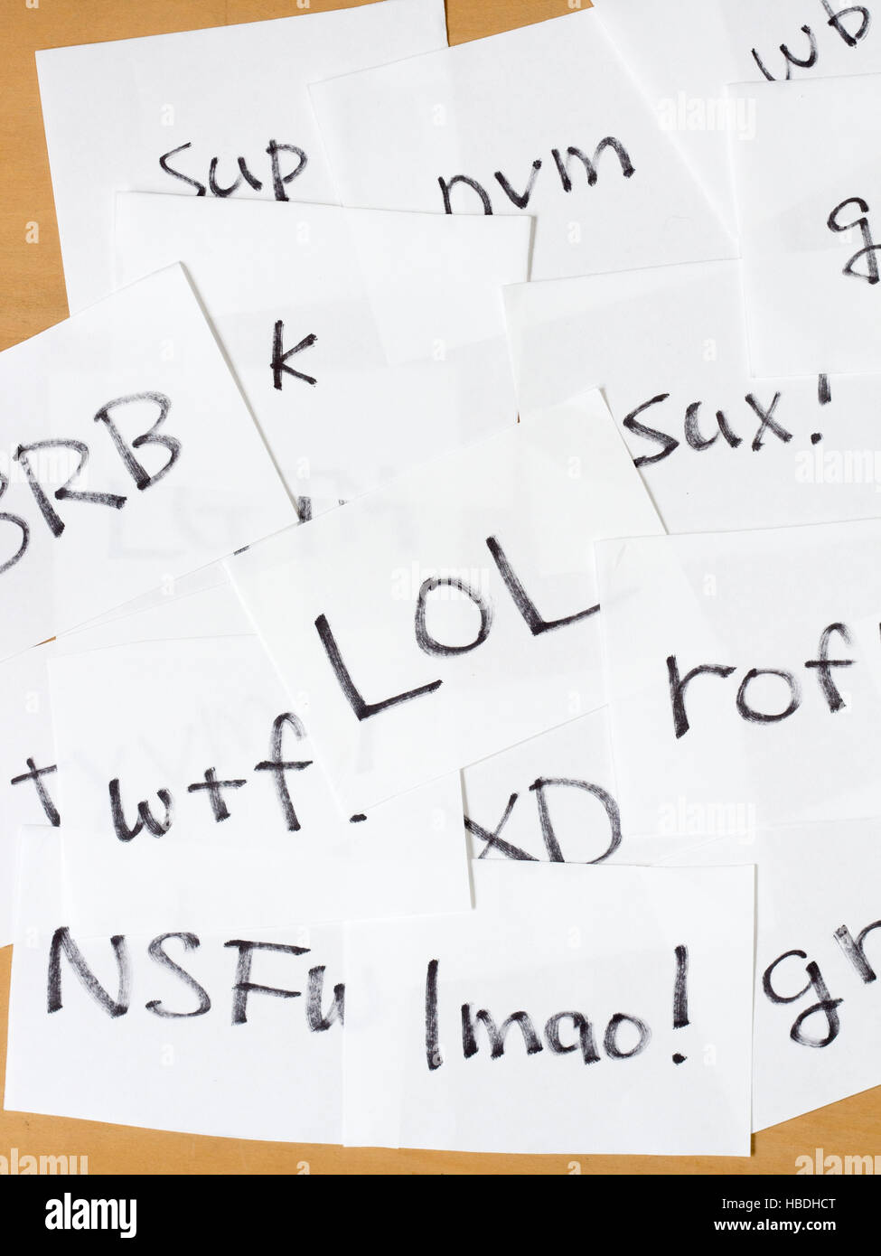 Sammelsurium von handschriftlichen englische Internet-Slang-Karten, hohen Winkel Stockfoto