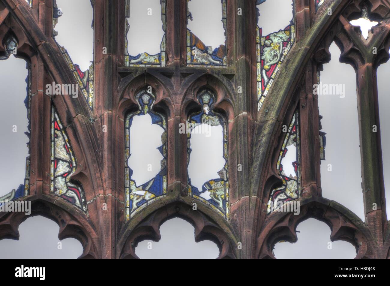 Zerstörten Glasfenster aus der alten Kathedrale von Coventry, die im 2. Weltkrieg bombardiert wurde. Stockfoto