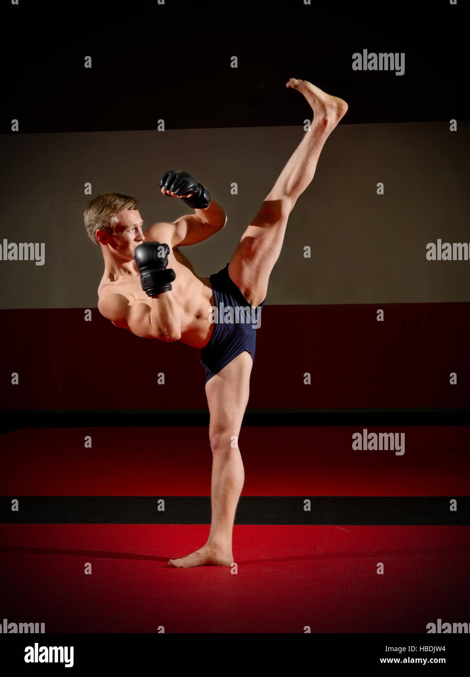 Junge Kickboxer in Sporthalle Stockfoto