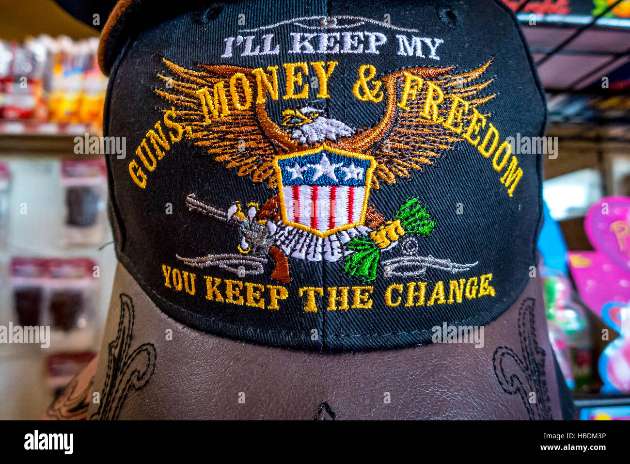 Baseball-Cap mit patriotischen Slogan gestickt auf der Vorderseite im Ladengeschäft Kleinstadt im ländlichen Amerika Stockfoto