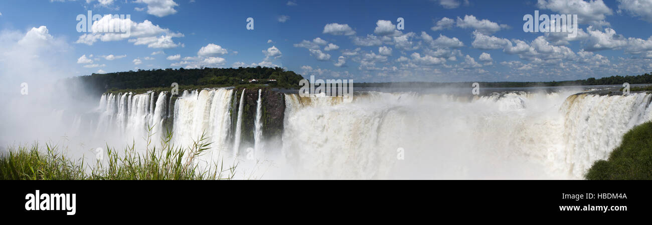Iguazu: Panoramablick über den spektakulären Garganta del Diablo, des Teufels Rachen, die eindrucksvollste Schlucht die Iguazu-Wasserfälle Stockfoto