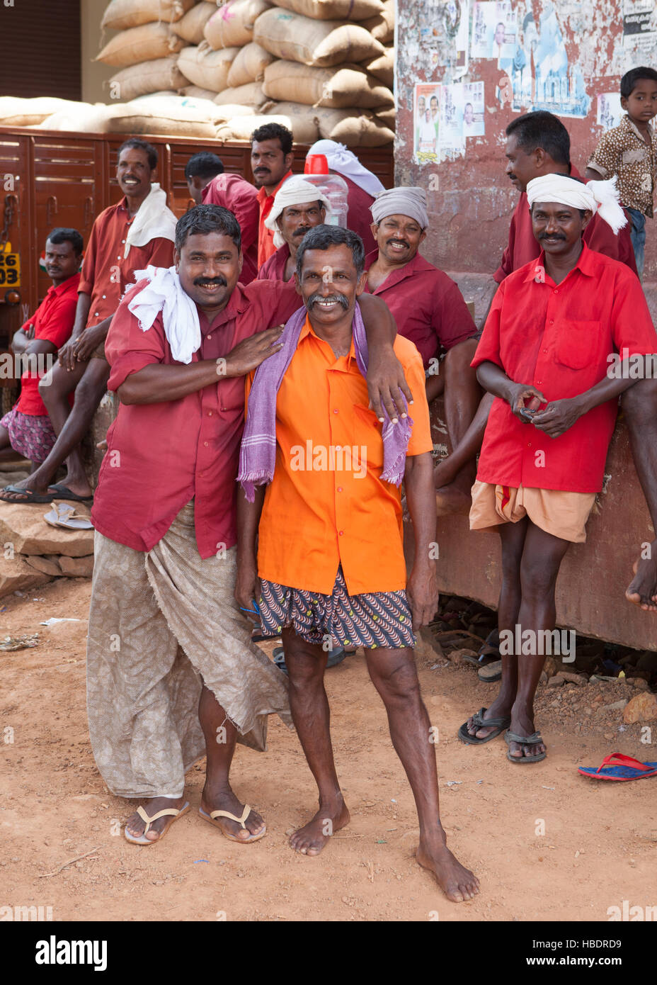 Gruppe der Arbeiter in Alappuzha (Alleppey), Kerala, Indien, Stockfoto