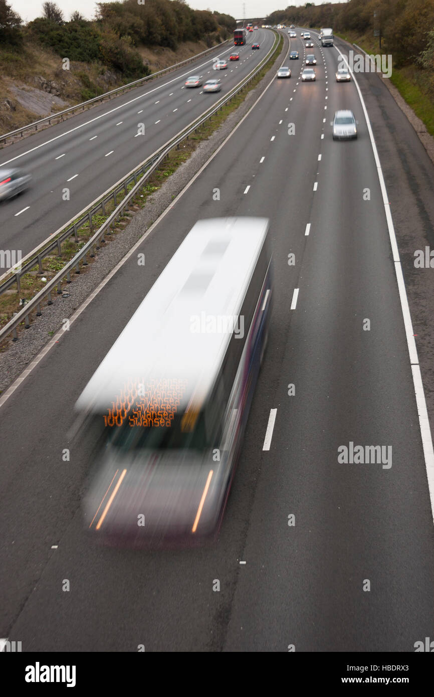Bewegungsunschärfe-Bus auf Autobahn hohe Sicht Stockfoto