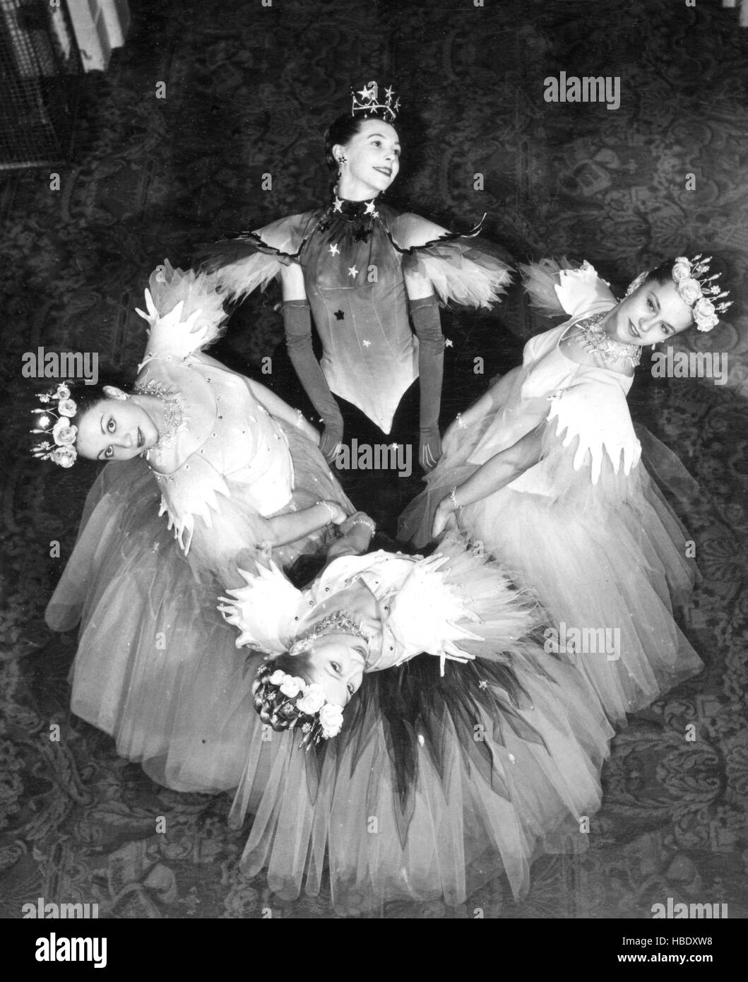 Tänzer Proben am Royal Opera House, Covent Garden, für die erste Aufführung in Großbritannien von Frederick Ashtons Ballett La Valse, das vor der Königin-Mutter vorgestellt und Prinzessin Margaret. Sie sind (im Uhrzeigersinn von links) Jacqueline Daryl, Pat Throgood, Christine Beckley und Deirdre Dixon. Stockfoto