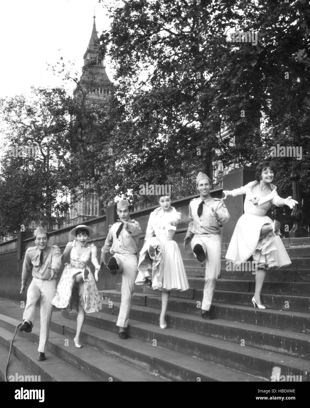 Energetischen High-Kicker STUFENPLATZ viktorianischen Damm in London waren Nieren um 05:00 heute gehen. Die Lionel Blair Tänzer wurden in einer Sequenz für kommenden Samstag Spektakel von Associated Television untersucht werden gefilmt. Stockfoto