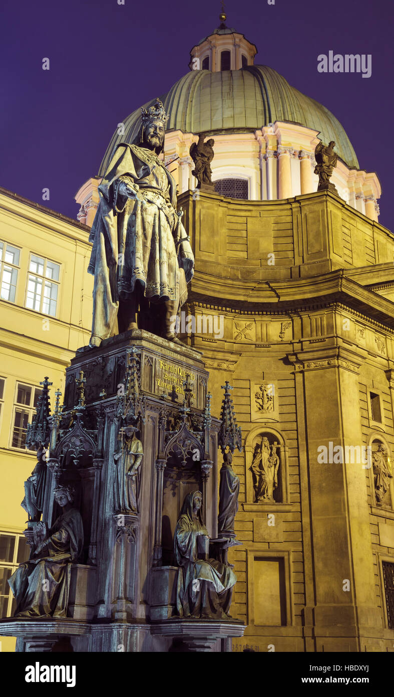Statue von Charles IV in Ritter des Platzes Kreuz, Prag, Tschechische Republik Stockfoto