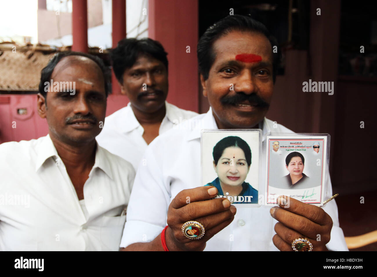 Anhänger der Jayalalitha Jayaraman, ehemalige Schauspielerin, Staatsminister von Tamil Nadu, posieren mit Fotos von ihren politischen Helden. Stockfoto