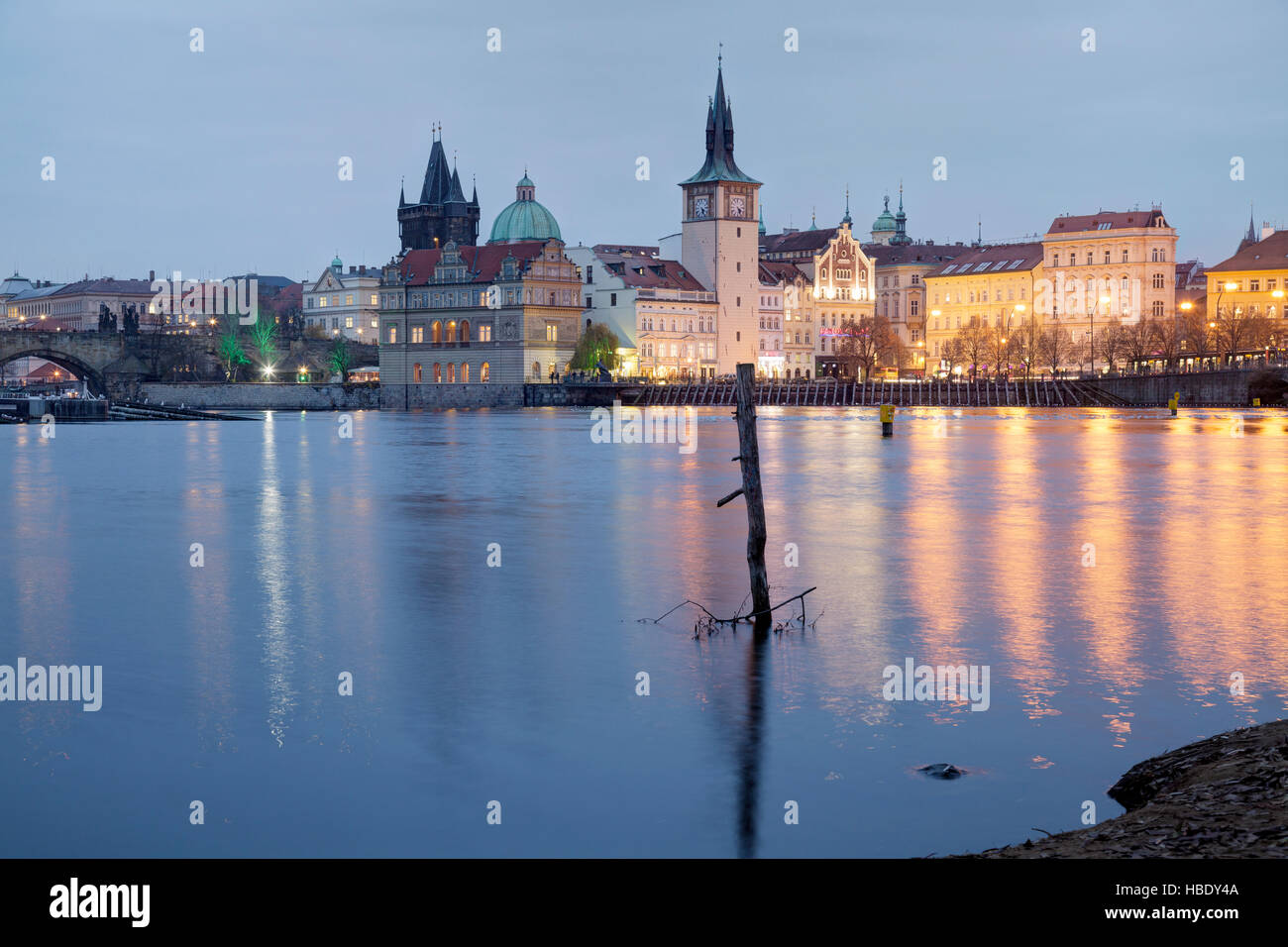 Blick auf die Altstadt über den Fluss Moldau von der Insel Střelecký Ostrov, Prag, Tschechische Republik Stockfoto