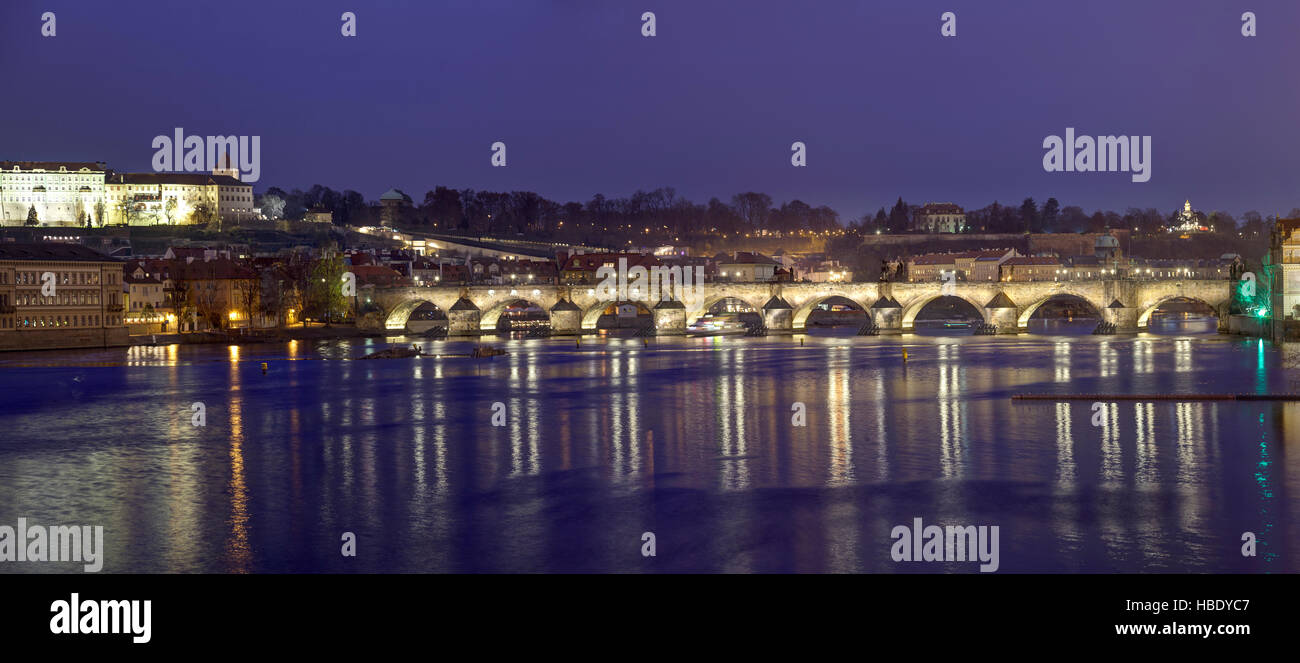 Blick auf die Charles Brücke über den Fluss Moldau von den meisten Legií Brücke, Prag, Tschechische Republik Stockfoto