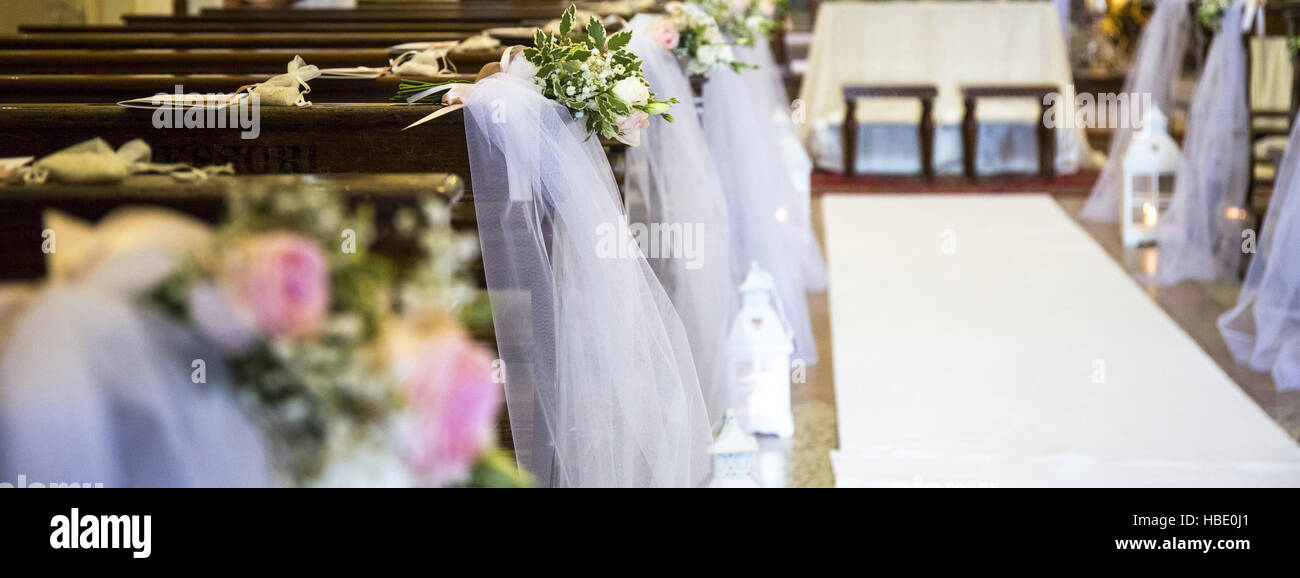 Wunderschöne Blumen Hochzeit Dekoration in einer Kirche. Stockfoto