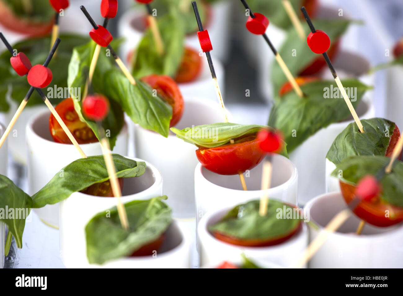 Fingerfood: Cherry-Tomaten, Mozzarella und Basilikum. Hochzeit-Starter. Stockfoto