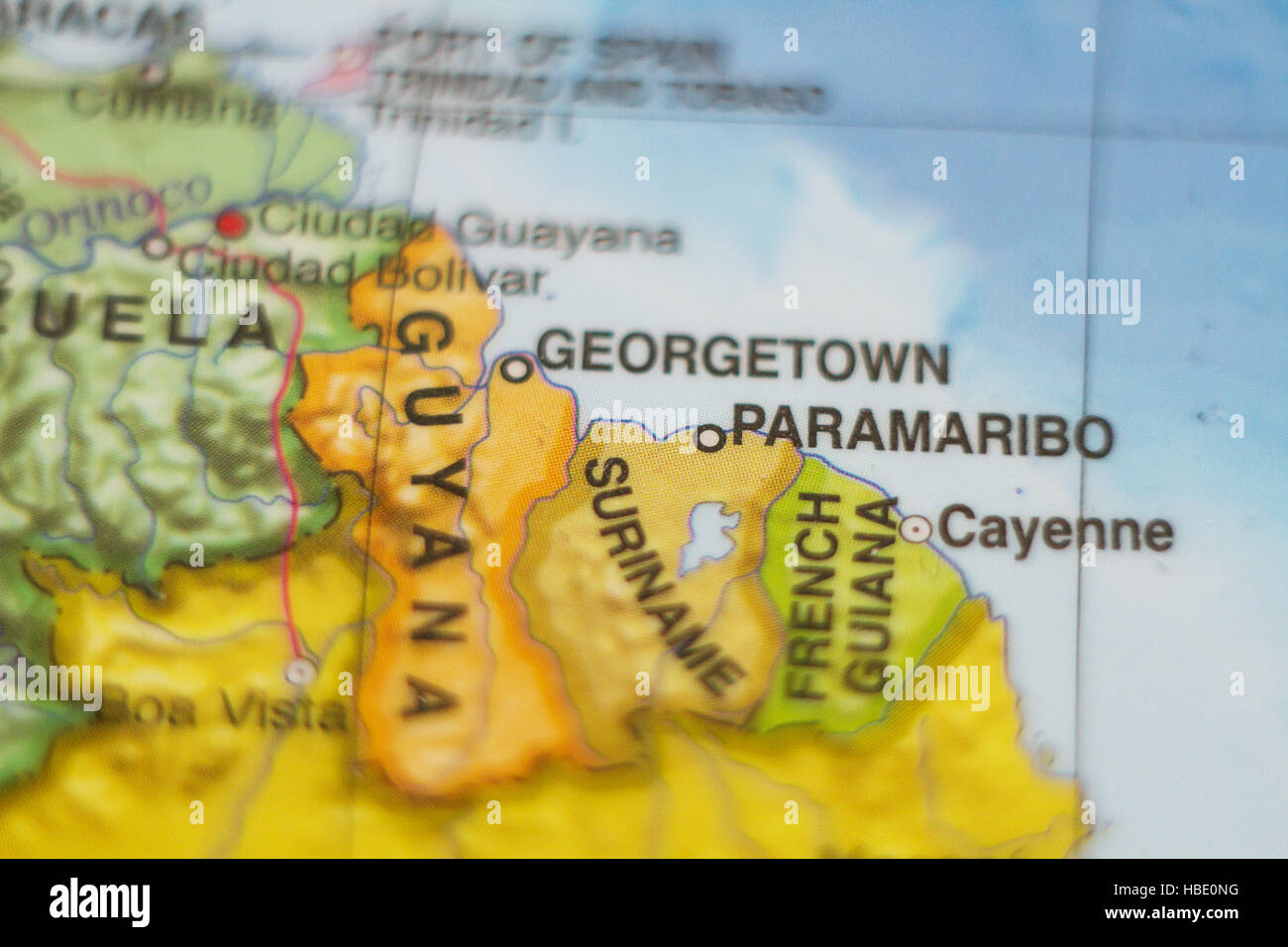 Schönes Foto von einer Karte der Republik Suriname und der Hauptstadt Paramaribo. Stockfoto