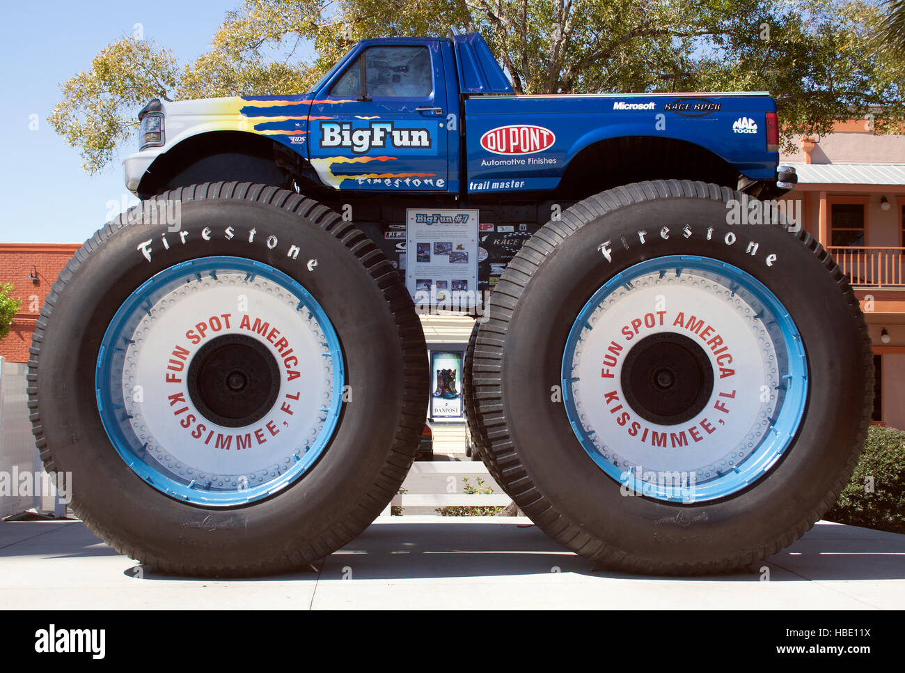 Ein riesiger Monstertruck in Kissimmee, Florida, begeistert Besucher mit seinen riesigen Reifen und klassischen Attraktionen am Straßenrand. Stockfoto