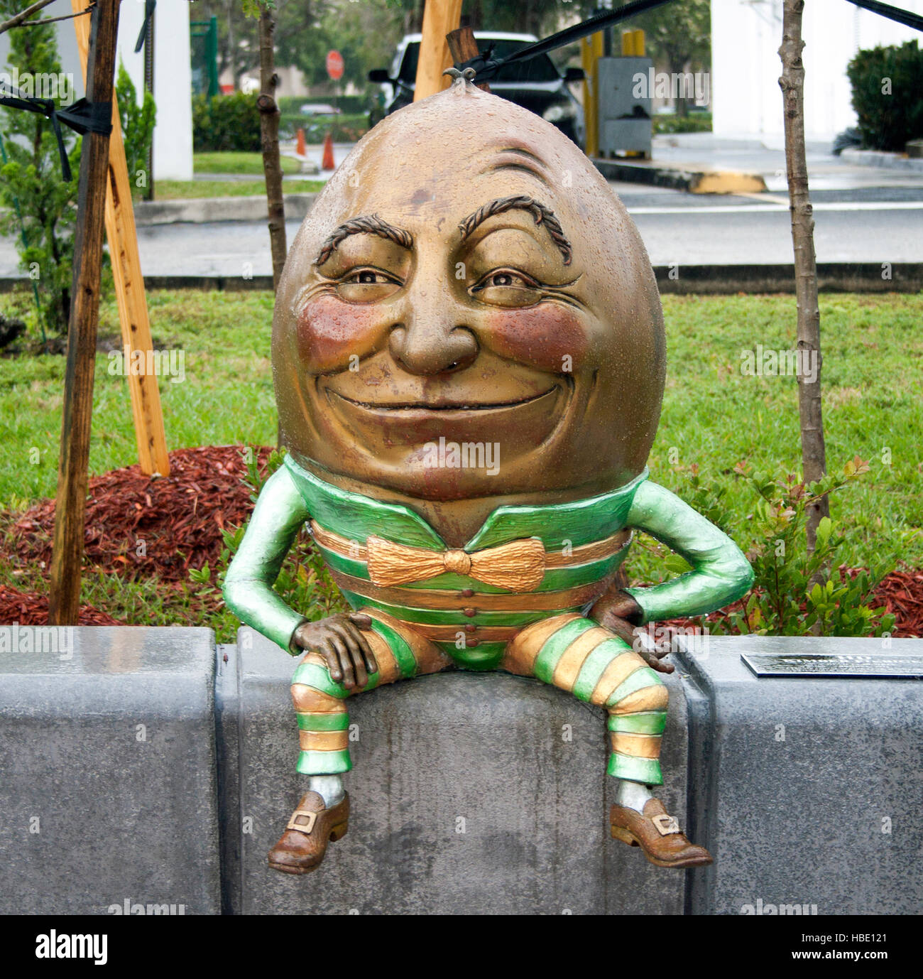 Gold Humpty Dumpty in Coral Springs, Florida, ist eine skurrile öffentliche Skulptur, die den klassischen Kinderreim in glänzenden Details einfängt. Stockfoto