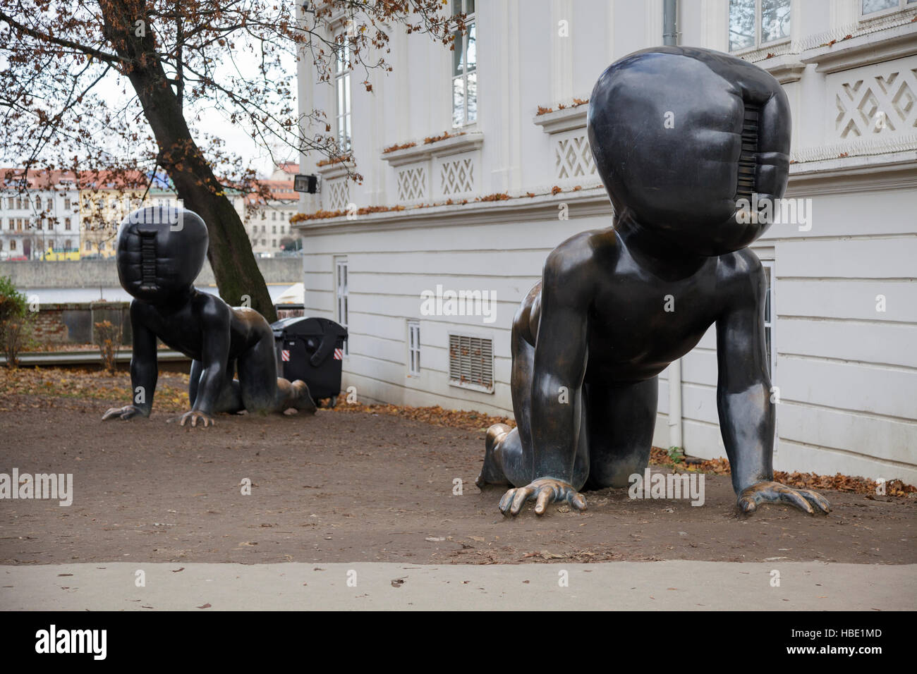 Krabbelnden Babys Skulpturen von David Cerny, Prag, Tschechische Republik Stockfoto