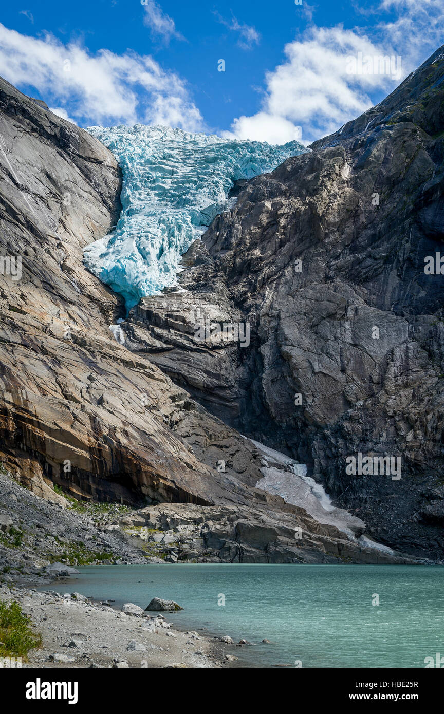 Briksdalsbreen Gletscher und See vertikale Foto Stockfoto