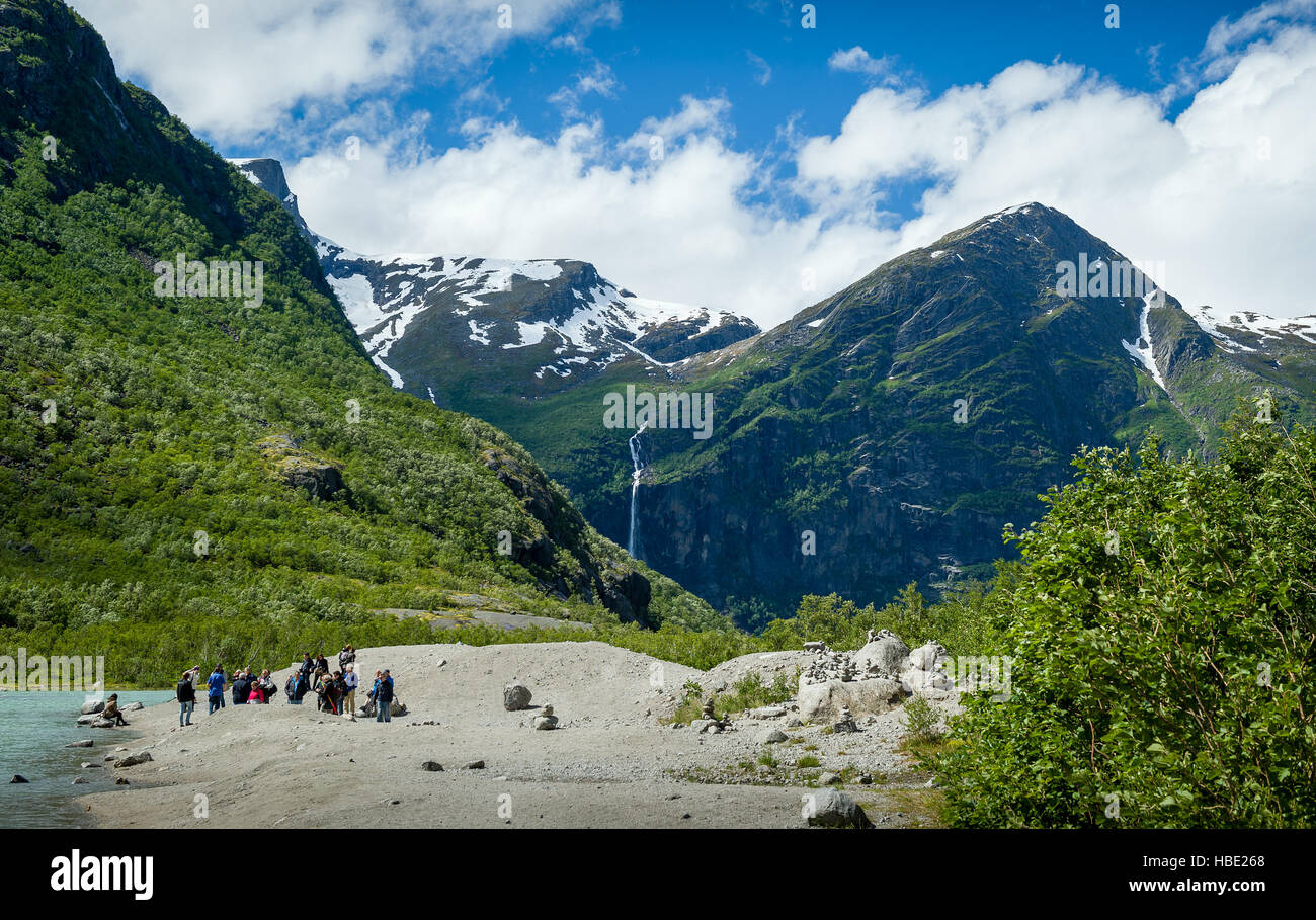 Touristen am Briksdalsbreen Gletscherwanderung beenden, Norwegen Stockfoto