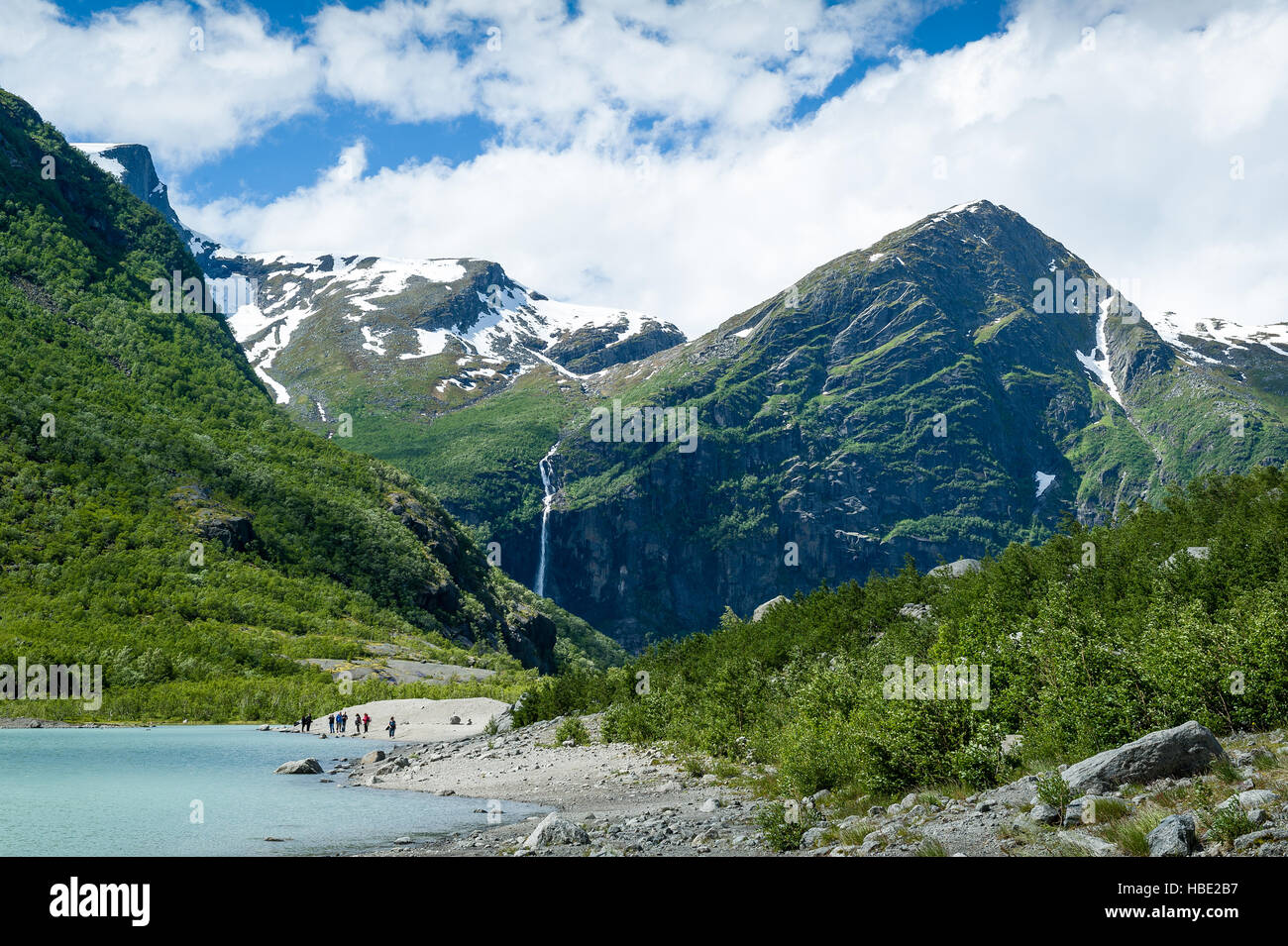 Touristen am Briksdalsbreen Gletscher Sicht, Norwegen. Stockfoto