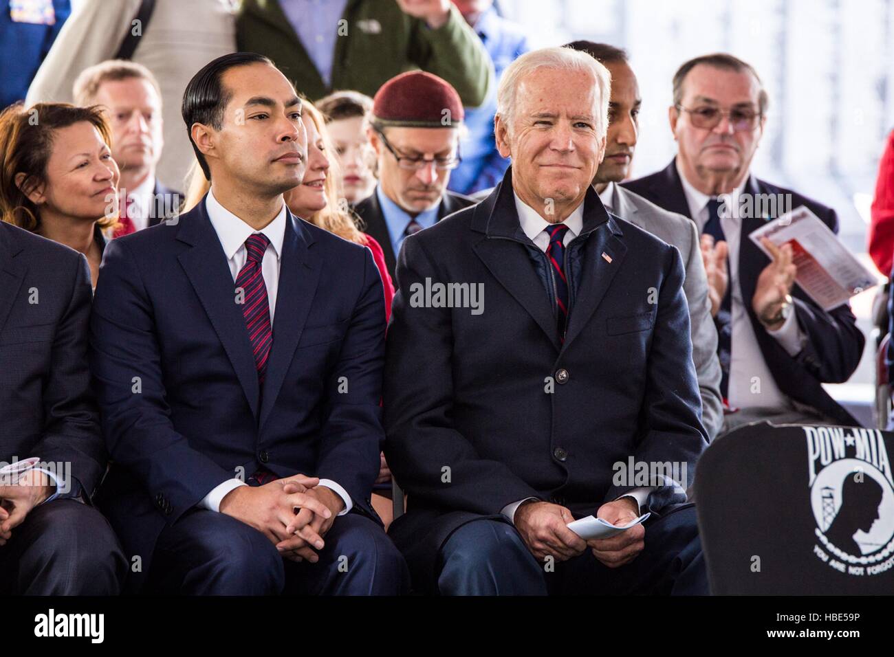US-Vizepräsident Joe Biden sitzt mit HUD Sekretär Julian Castro während der jährlichen Veterans Day Zeremonie im War Memorial Bridge Plaza 11. November 2016 in New Castle, Delaware. Das Ereignis feierte der staatlichen Bemühungen bei der Verringerung der Obdachlosigkeit unter den Veteranen. Stockfoto