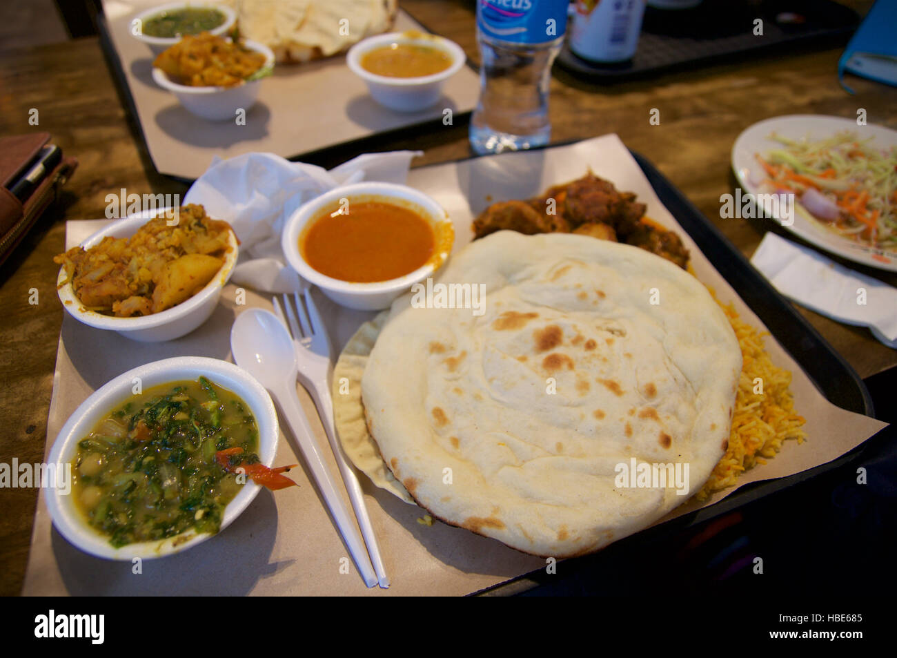 Singapur - 23. Juli 2016: Indisches Gericht Curry Mittagessen am Lau Pa Sat Festival Market Stockfoto