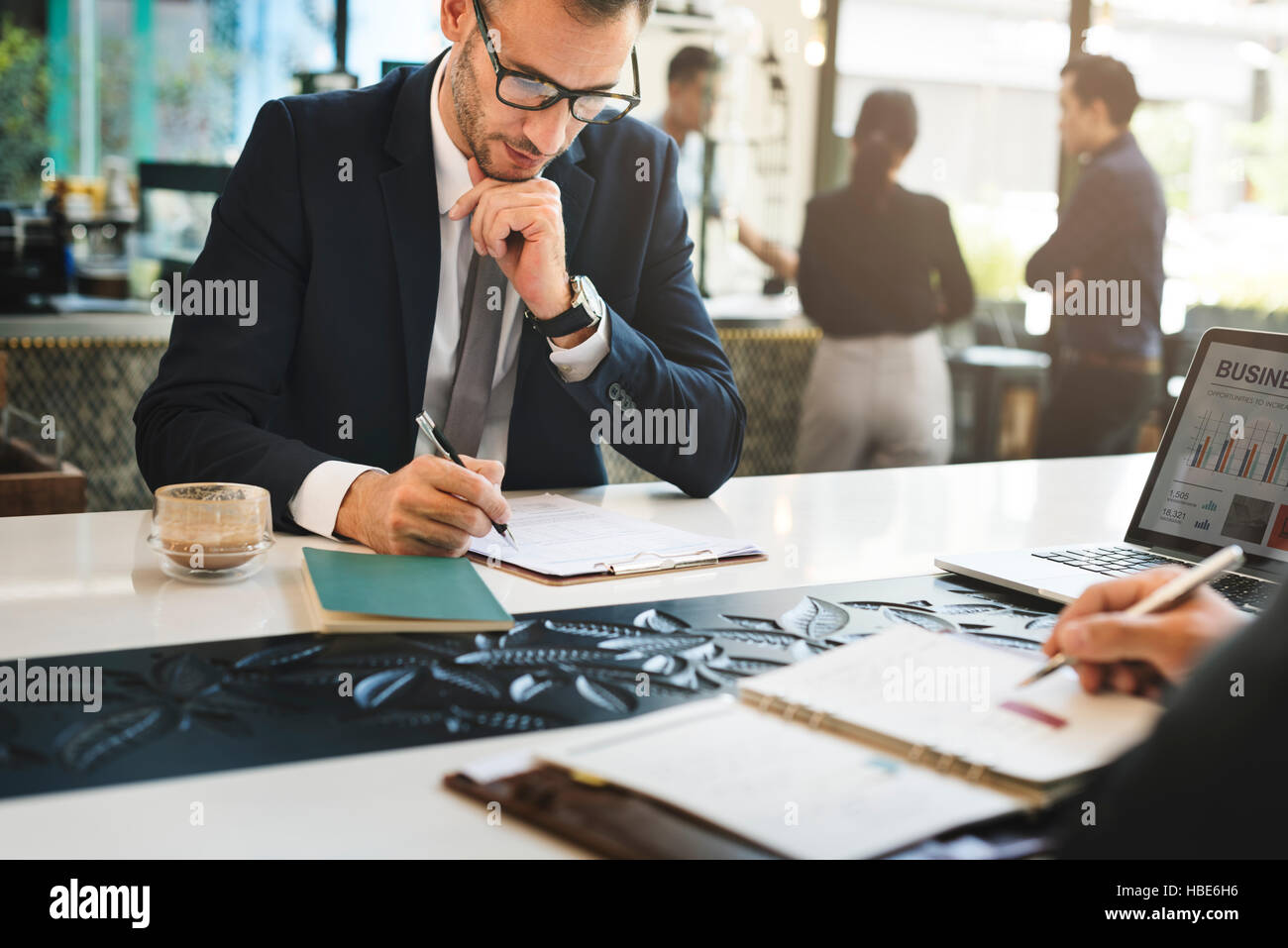 Ernsthaften Geschäftsmann ausfüllen Formular Konzept Stockfoto
