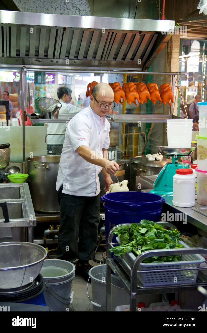 Singapur - 23. Juli 2016: Ente gegrillt oder gebraten zubereitet von einem Koch im Lau Pa Sat Festival Market Stockfoto