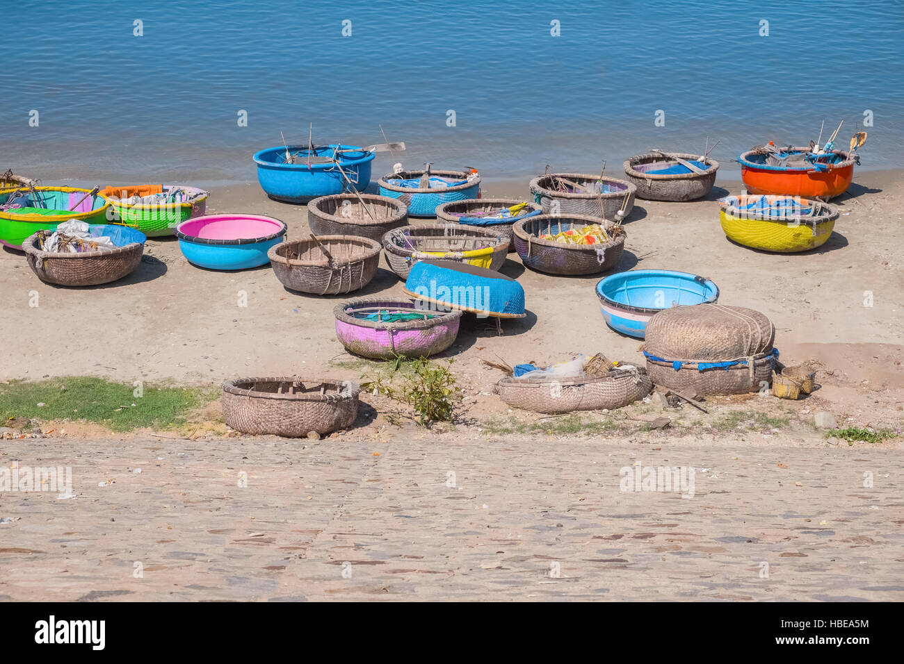 Bunten traditionellen Booten in Fischerdorf Mui Ne Binh Thuan Provinz Vietnam Südost-Asien. Runden Korb Boote, Thung Chai Stockfoto
