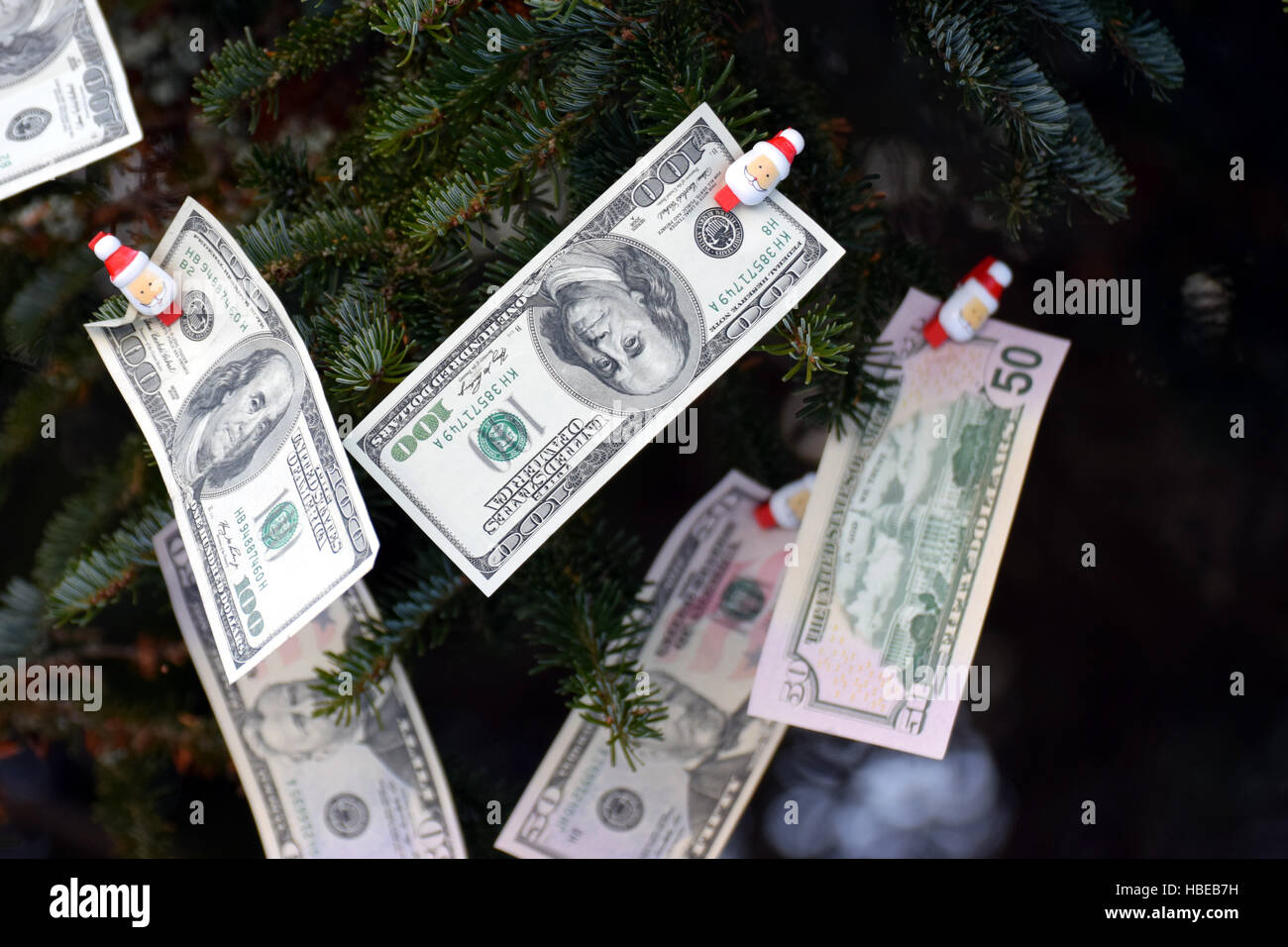 Geld im Weihnachtsbaum Stockfoto