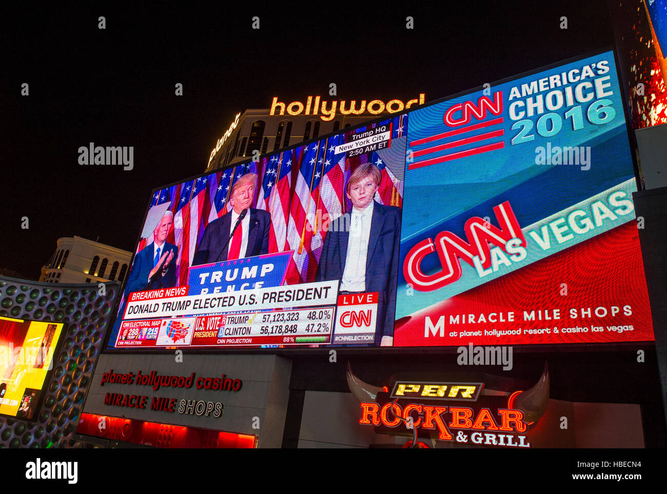 Wahlabend in Las Vegas Strip an der 8. November 2016, CNN Wahl, die Sendungen auf einem riesigen Bildschirmen projiziert wurden Stockfoto