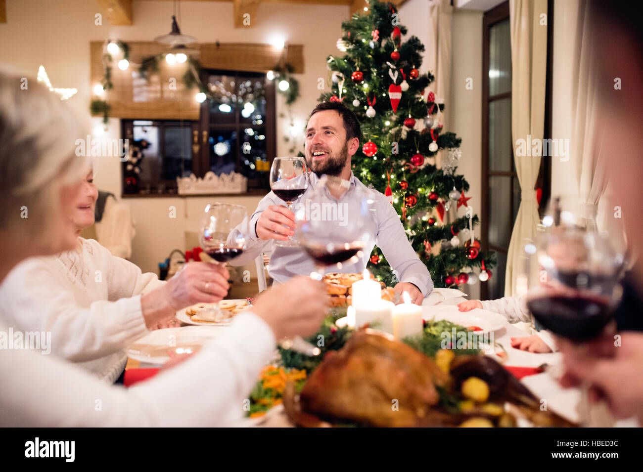 Schöne große Familie Christmat gemeinsam feiern Stockfoto