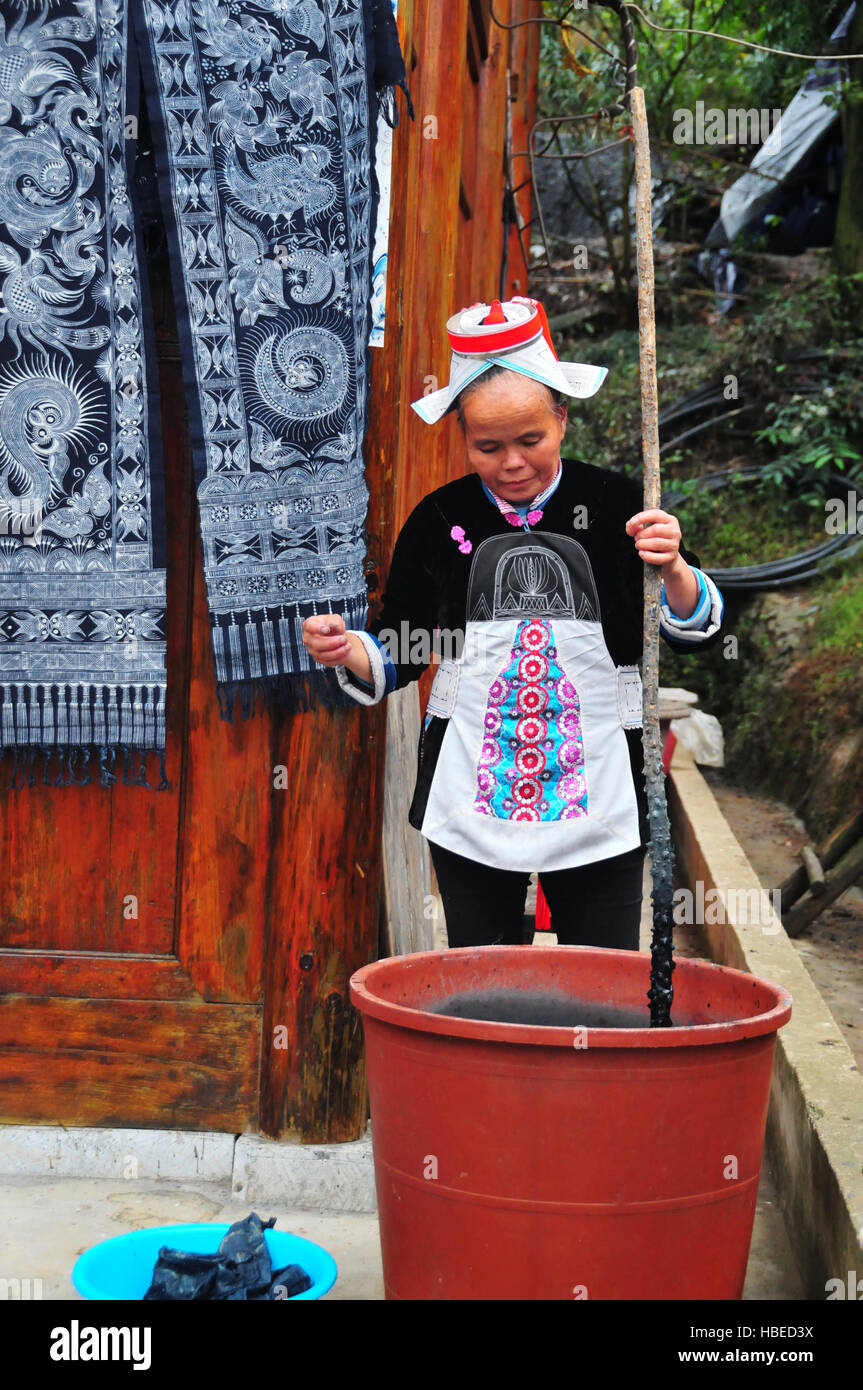 Die Matang Gejia Dong Dorf und seine Menschen in der chinesischen Provinz Guizhou sind ein interessantes kulturelles Reiseziel für Touristen. Stockfoto