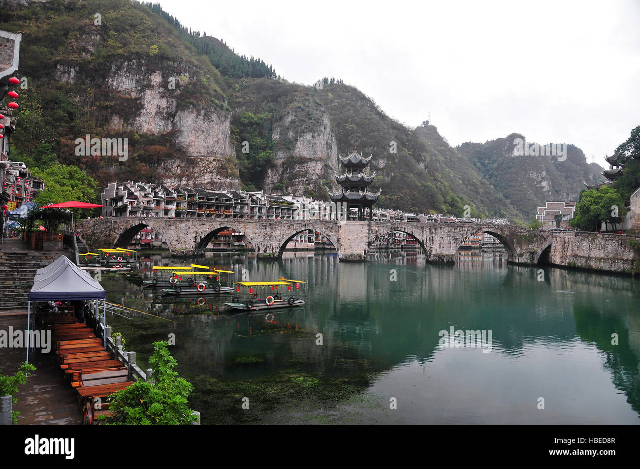 Die schöne Zhenyuan die antike Stadt und Zhusheng Brücke ist eine