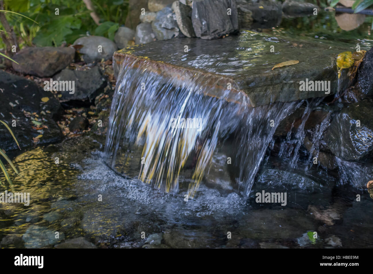 Kleinen gläsernen Wasserfall. Stockfoto