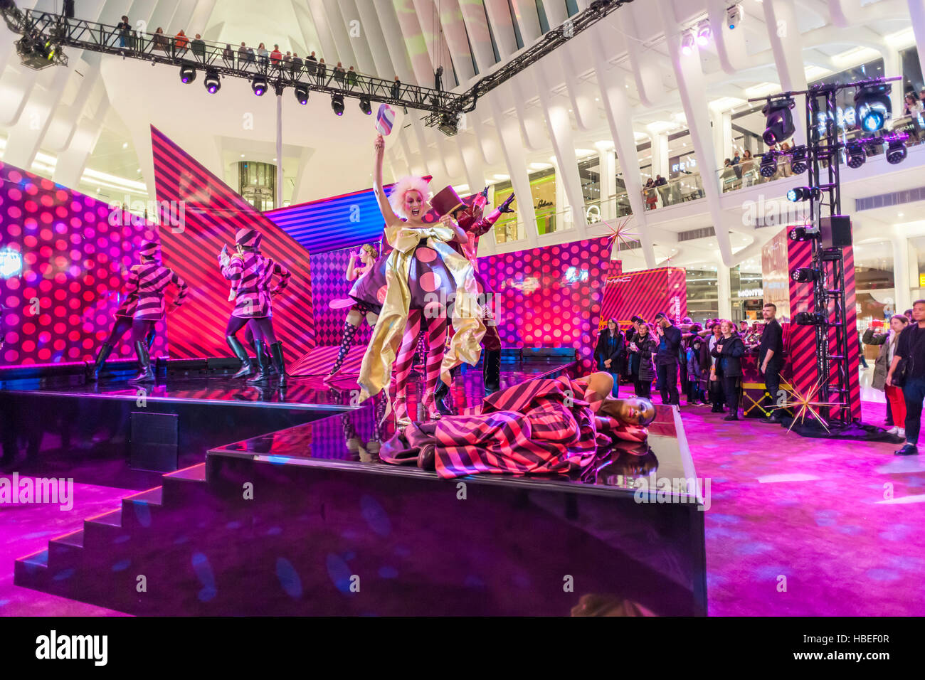 Kostümierte Tänzer eine zeitgenössische Version des Balletts "Der Nussknacker" auf einem MAC Kosmetik branding Event in das Oculus in New York auf Freitag, 2. Dezember 2016. Die Pop-up und die Leistung war eine Werbeveranstaltung für MAC Kosmetik Limited Edition "Nussknacker Sweet" Linie von Make-up. Neben der Unterhaltung waren Besucher Umarbeitungen von Kosmetikerinnen, die mit der neuen Linie behandelt. (© Richard B. Levine) Stockfoto