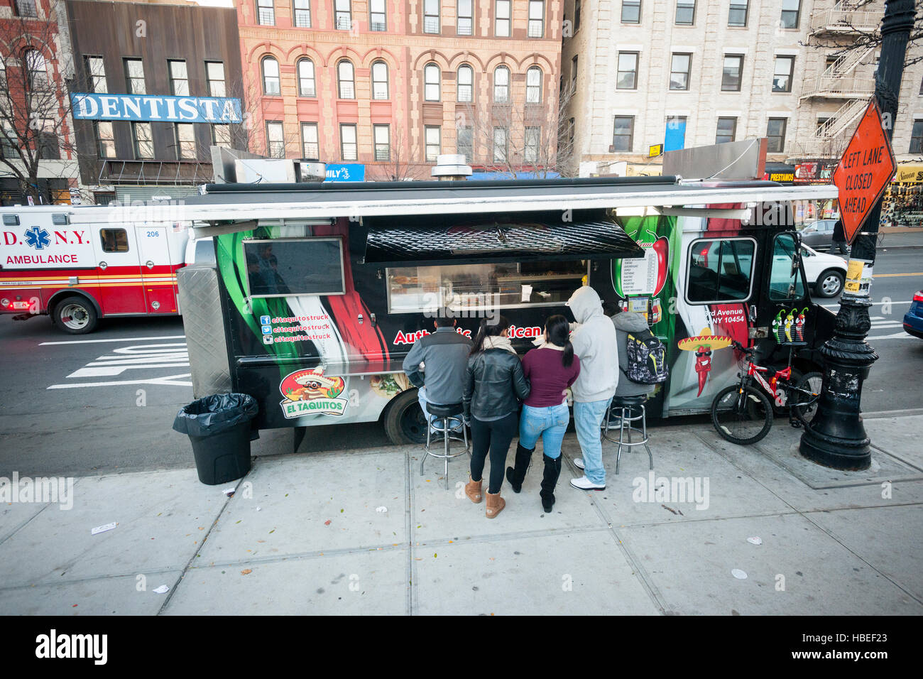 American Diner Happen einen vom El Taquitos mexikanisches Essen LKW im Stadtteil Melrose in der Bronx in New York auf Samstag, 3. Dezember 2016. (© Richard B. Levine) Stockfoto