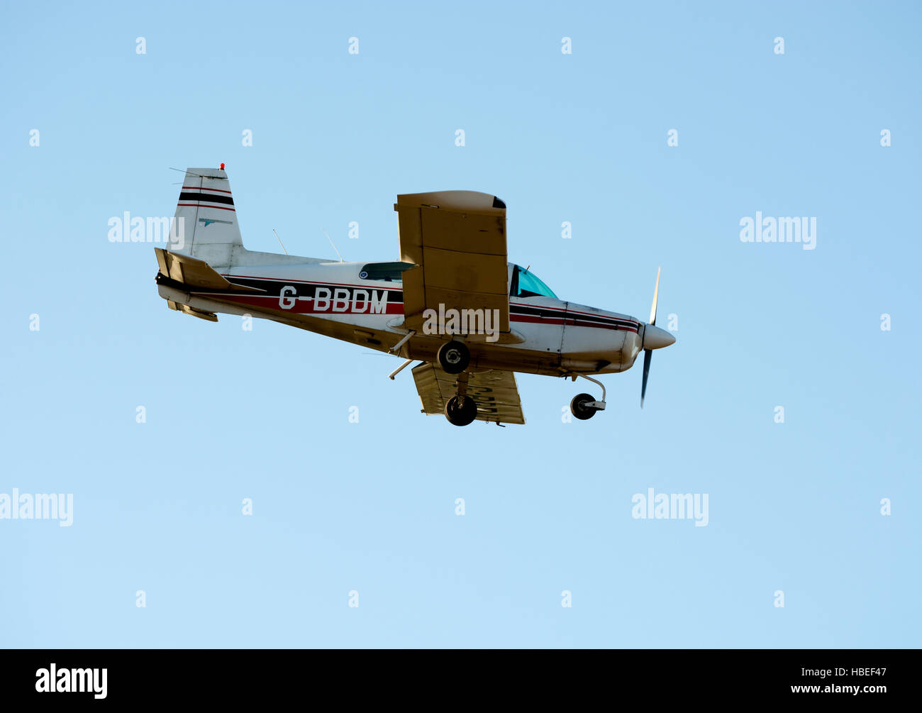 American Aviation Grumman AA-5 nähert sich Wellesbourne Flugplatz, Warwickshire, UK (G-BBDM) Stockfoto