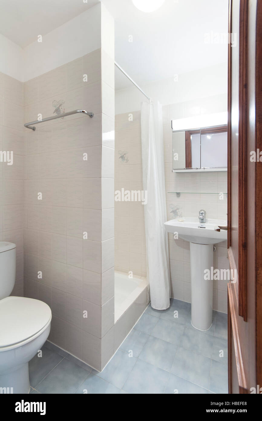 Gefliestes Badezimmer mit Dusche - kleine Wohnung Stockfoto